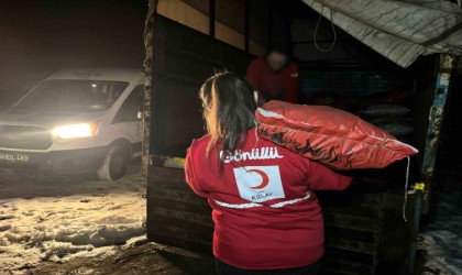 Ağrıda kışın zorlu şartlarına karşı Kızılay, ihtiyaç sahiplerine kömür desteği sağlıyor