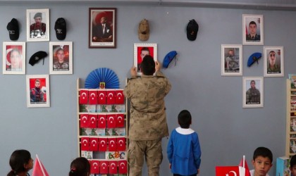 Ağrılı öğrenciler sınıf duvarlarını şehit resimleriyle süsledi