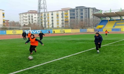 Ağrının kadın futbolcuları dondurucu soğuklara meydan okuyor