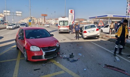 Aksarayda 2 otomobil çarpıştı: 1i çocuk 2 yaralı