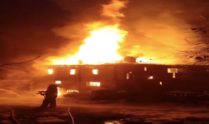 Alev alev yanan ev küle döndü