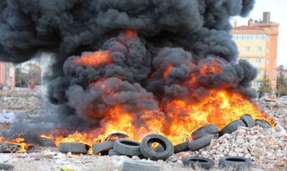 Alev alev yanan lastiklerden gökyüzüne siyah duman yükseldi