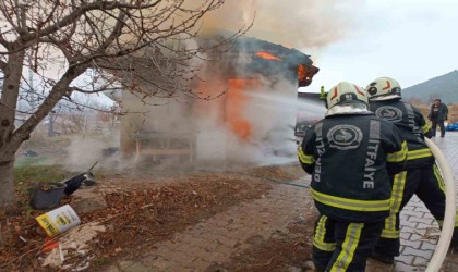 Alevlerin sardığı tek katlı işyeri kullanılamaz hale geldi