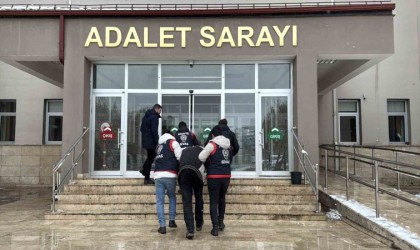 Annesini boğarak, kardeşini tabancayla öldürmüştü, adliyeye sevk edildi