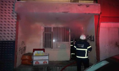 Apartman dairesinde depolanan hurda kağıtlar alev aldı