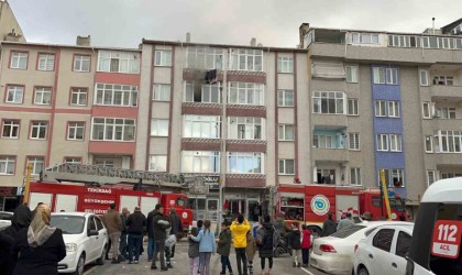 Apartman dairesinde yangın: Anne ve çocuğu dumandan etkilendi