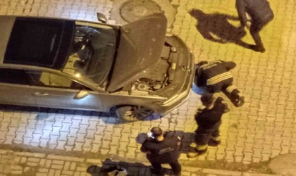 Araç motoruna sıkışan kedi kurtarıldı