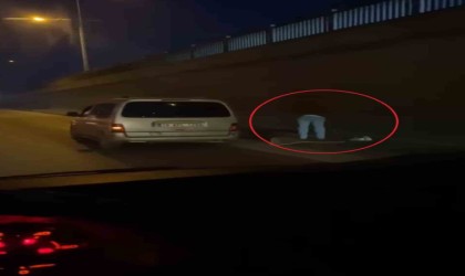 Aracını sağ şeride çekerek namaza durdu