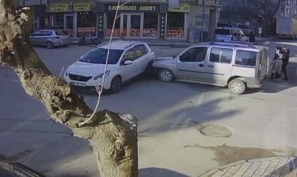 Araçlar çarpıştı, 2si çocuk 3 kişi yaralandı