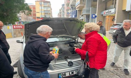Araçtan bir anda dumanlar yükseldi, şoförün imdadına vatandaşlar koştu
