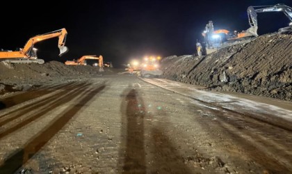 Arhavideki heyelan sonrası yol 19 saat sonra tek şeritten ulaşıma açıldı