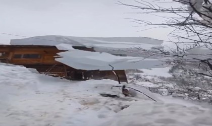 Artvinde çatıdan düşen kar kütlesini görüntülemek isterken az kalsın altında kalıyordu