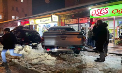 Artvinde kontrolden çıkan kamyonet iş yerine girdi: 2 yaralı