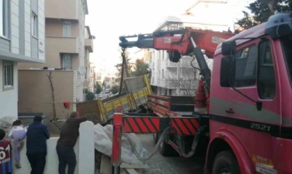 Ataşehirde kum yüklü kamyon yan yattı