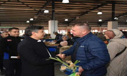 Başkan Durgut pazarda esnaflarla buluştu