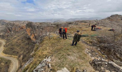 Batmanda bin 500 rakımda mahsur kalan keçi için kurtarma operasyonu