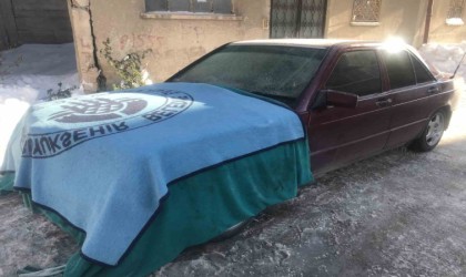 Bayburtlular eksi 15 derecede araçlarını battaniye ve halıyla koruyorlar