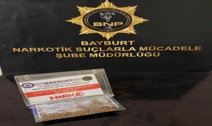 Bayburtta durdurulan araçtaki 2 şahsın üzerinde uyuşturucu madde bulundu