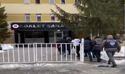 Bayburtta kaçak göçmenleri ülkeye sokan 4 organizatör yakalandı: 1 kişi tutuklandı