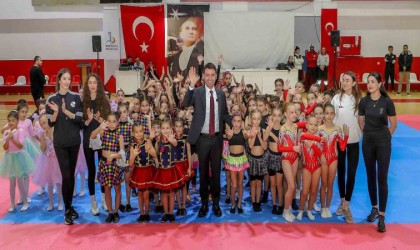 Bayraklıda, jimnastik ve bale kursiyeri çocuklardan renkli gösteri