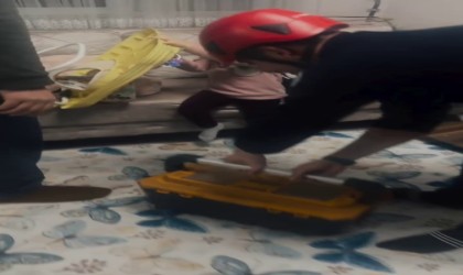 Bebek yürütecine parmağı sıkışan miniğin yardımına itfaiye koştu