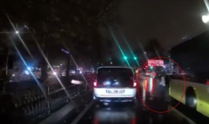 Beşiktaşta arıza yapan İETT otobüsü geri geri kaydı, kazaya sebep oldu