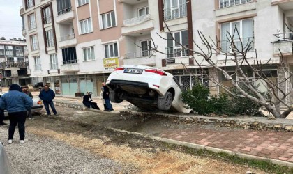 Besnide otomobil apartman boşluğuna düştü