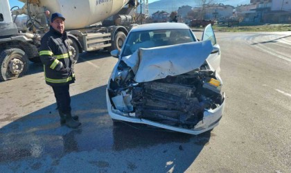 Beton mikseri ile otomobil çarpıştı: 1 yaralı