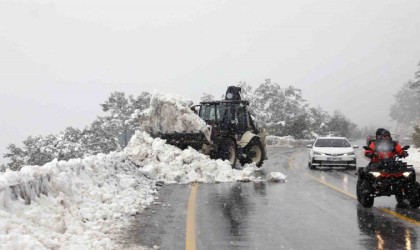 Beyaza bürünen Muğlada yollar ulaşıma açıldı