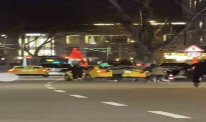 Beyoğlunda trafikte gençlerin patenle tehlikeli yolculuğu kamerada