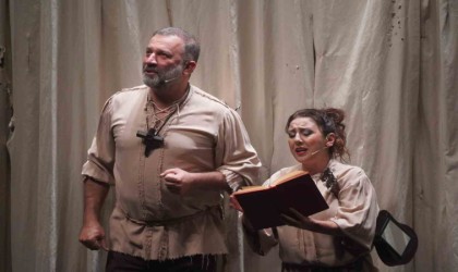 Bilecikte ‘Bir Baba Hamlet adlı tiyatro oyunu büyük ilgi gördü