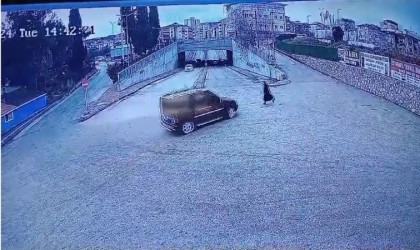 Bilecikte hafif ticari aracın yayaya çarpma anı güvenlik kamerasına yansıdı