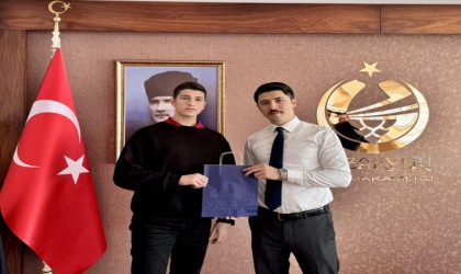 Bilecikte ikinci olan öğrencileri makamında kabul etti