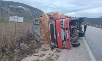 Bilecikte saman yüklü kamyon devrildi