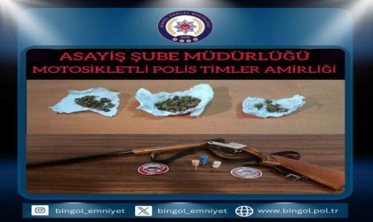 Bingölde üzerlerinden uyuşturucu ve ruhsatsız silah çıkan 2 kişi yakalandı
