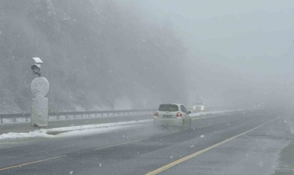 Bolu Dağında kar yağışı sürüyor