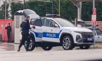 Boluda polis memurunun araç yıkadığını gören oto yıkamacıdan örnek davranış