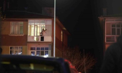 Bunalıma giren şahıs polise direndi: Evinin camlarını kırıp sokağa fırlattı