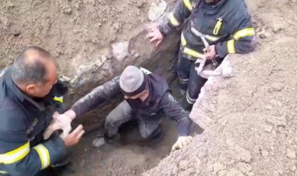 Burdurda kazdığı çukurda bacakları toprak altında sıkışan işçiyi itfaiye kurtardı