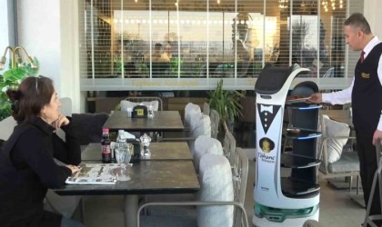 Bursada kebap salonunda garson robotlar çalışıyor