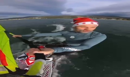 Buz gibi havada gölde sörf yaptı