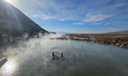 Buz gibi havada kaplıca keyfi yapıyorlar