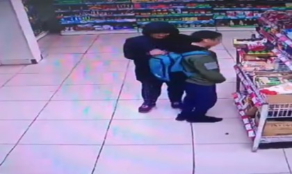 Çaldığı malzemeleri çocuğun sırt çantasına doldurdu