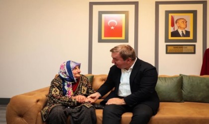 Çalışma azmiyle Türkiyeye örnek olan Dilber nineden Vali Aydoğduya teşekkür ziyareti