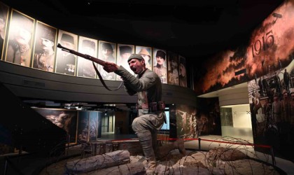 Çanakkalede ziyaretçileri, dev Mehmetçik heykeli karşılıyor