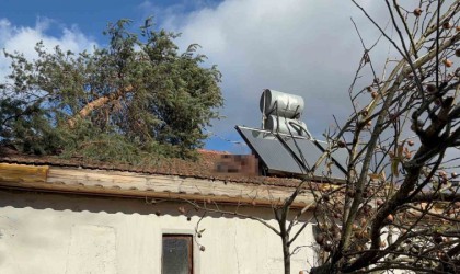 Çatıda ağaç kesen yaşlı adam düşerek hayatını kaybetti