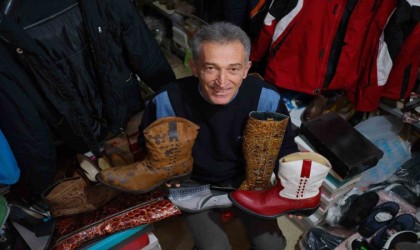 Çeyrek asırlık ayakkabı koleksiyonuna gözü gibi bakıyor: