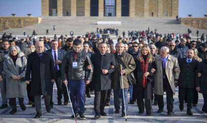 CHP Genel Başkanı Özel, engellilerle birlikte Anıtkabiri ziyaret etti