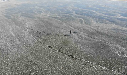 Çıldır Gölünde buz kalınlığı 1 günde 10 santime ulaştı