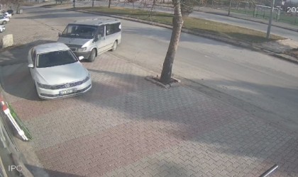 Çocuk sürücü park halindeki otomobile çarptı: O anlar kamerada